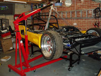 Lifting the rolling chassis Lifting the rolling chassis